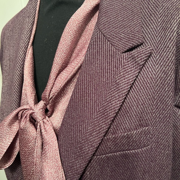 Gorgeous work suit! - Picture 2 of 3